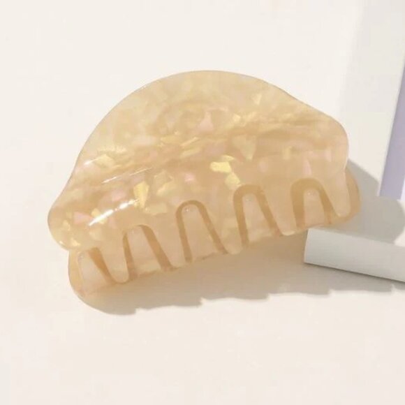 NWT Carly Champagne Marbled Hair Claw Clip - Picture 1 of 4